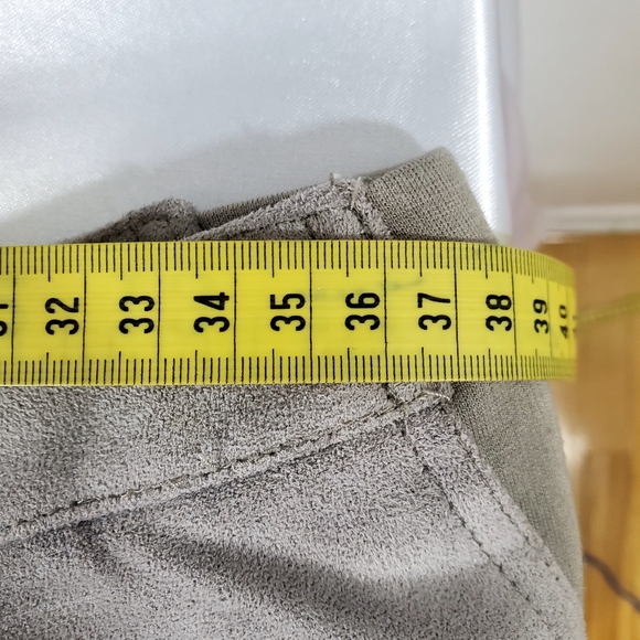 BCBG “Phillipa” Gray Suede Pull-On Shorts - sz S - Picture 7 of 9